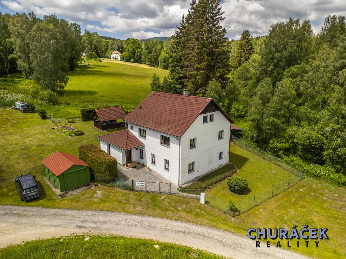 Prodej rodinného domu 280 m², pozemek 2000 m²